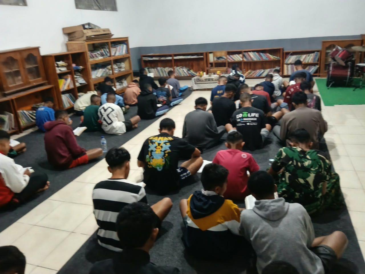 Doa bersama di ruang perpustakaan