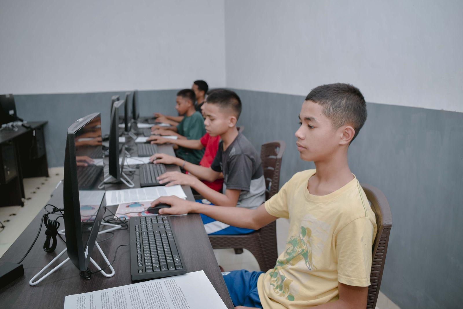 Anak-anak berlatih mengetik di ruang komputer