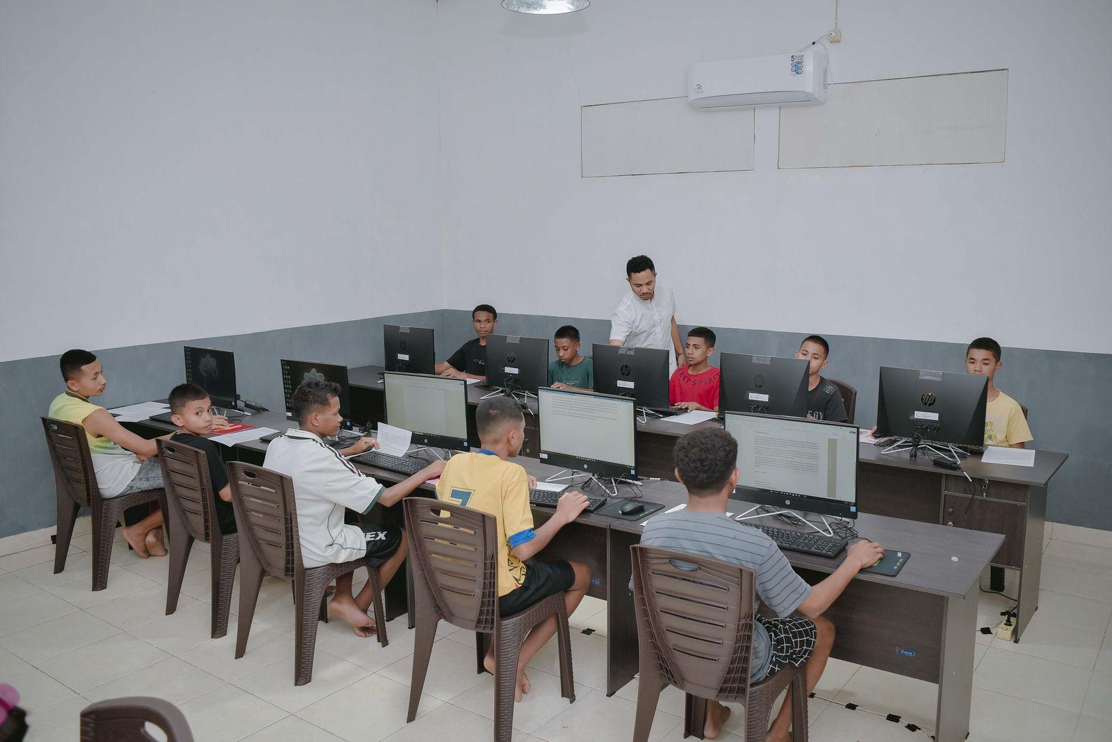 Kursus komputer didampingi pengajar