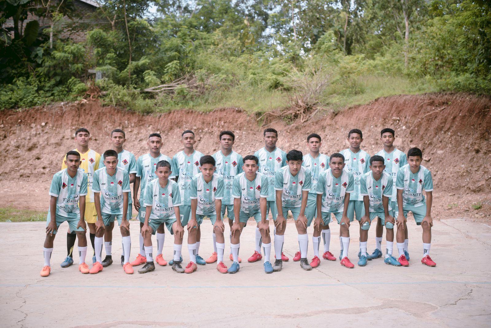 Tim sepak bola panti berfoto bersama