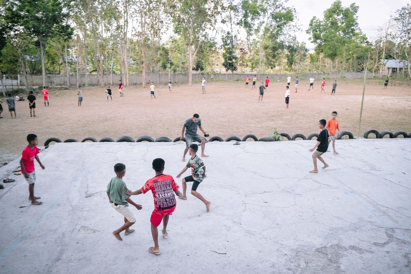 Anak-anak bermain di lapangan panti