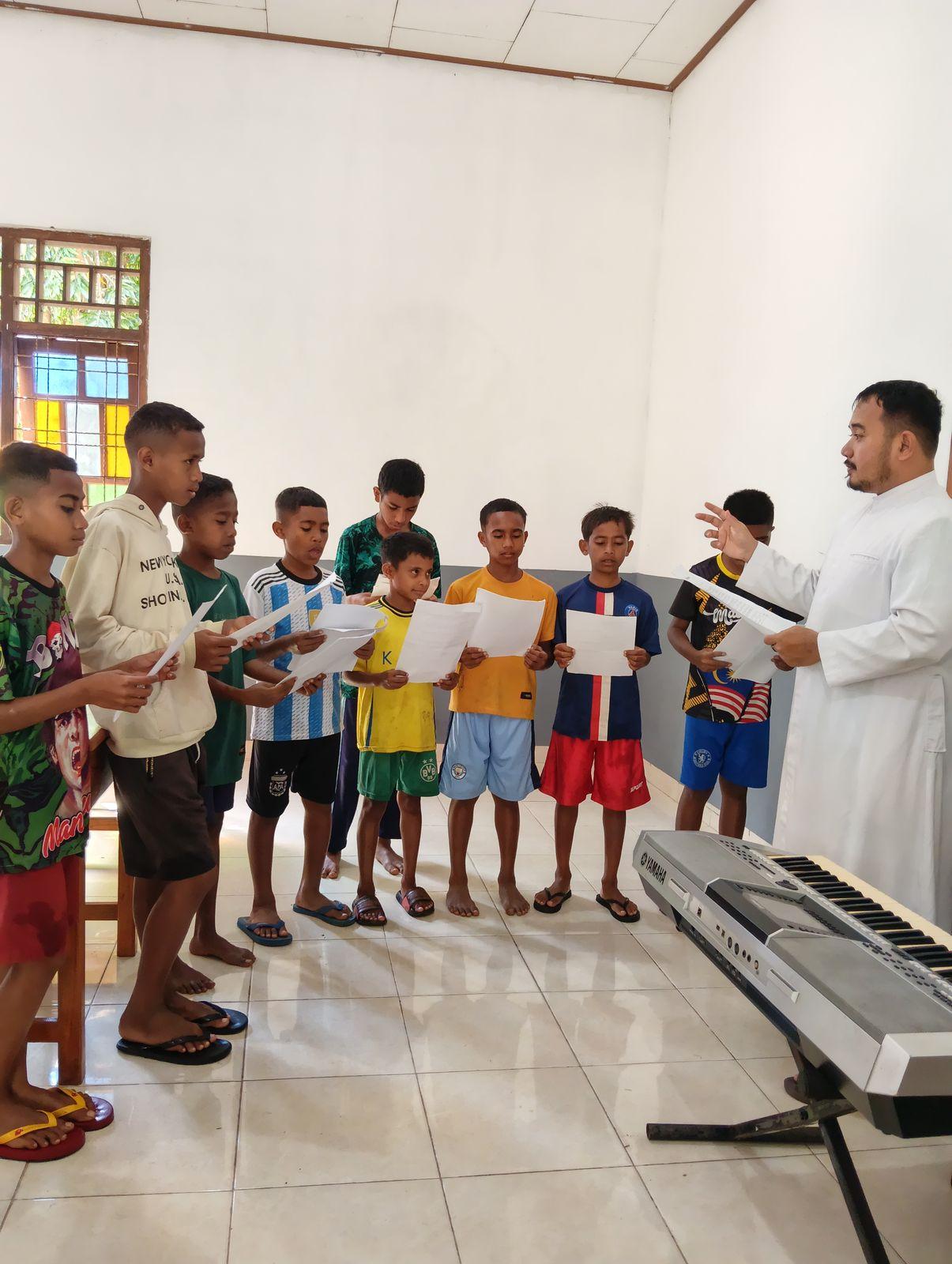 Latihan paduan suara bersama bruder
