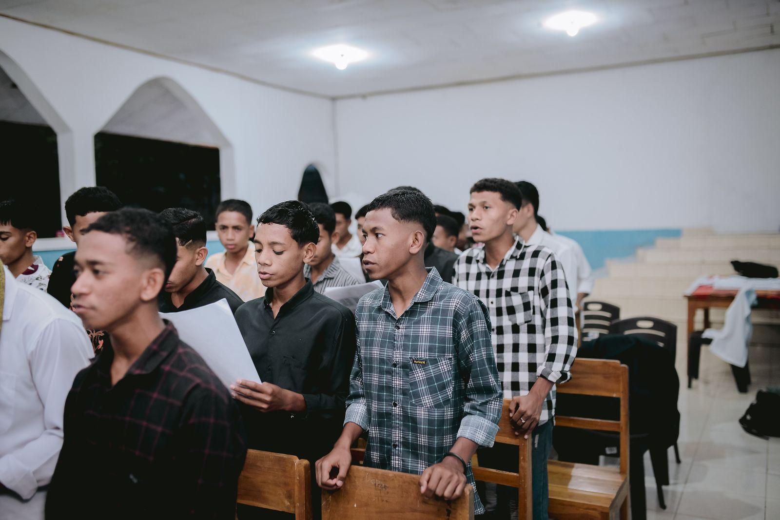 Anak-anak bernyanyi dalam perayaan