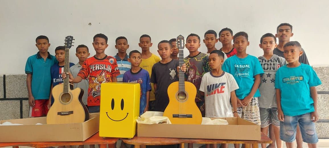 Anak-anak bersama gitar dan alat musik