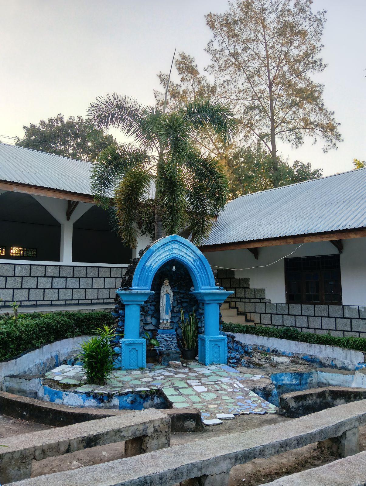 Gua Maria di halaman panti