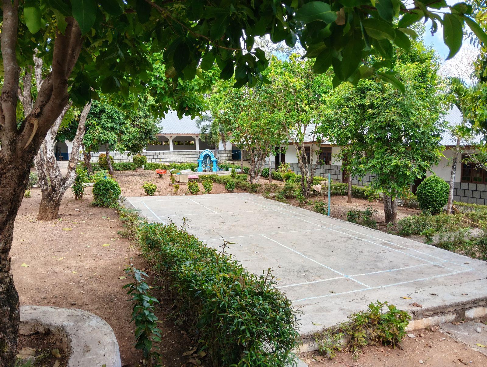 Lapangan di tengah kompleks panti