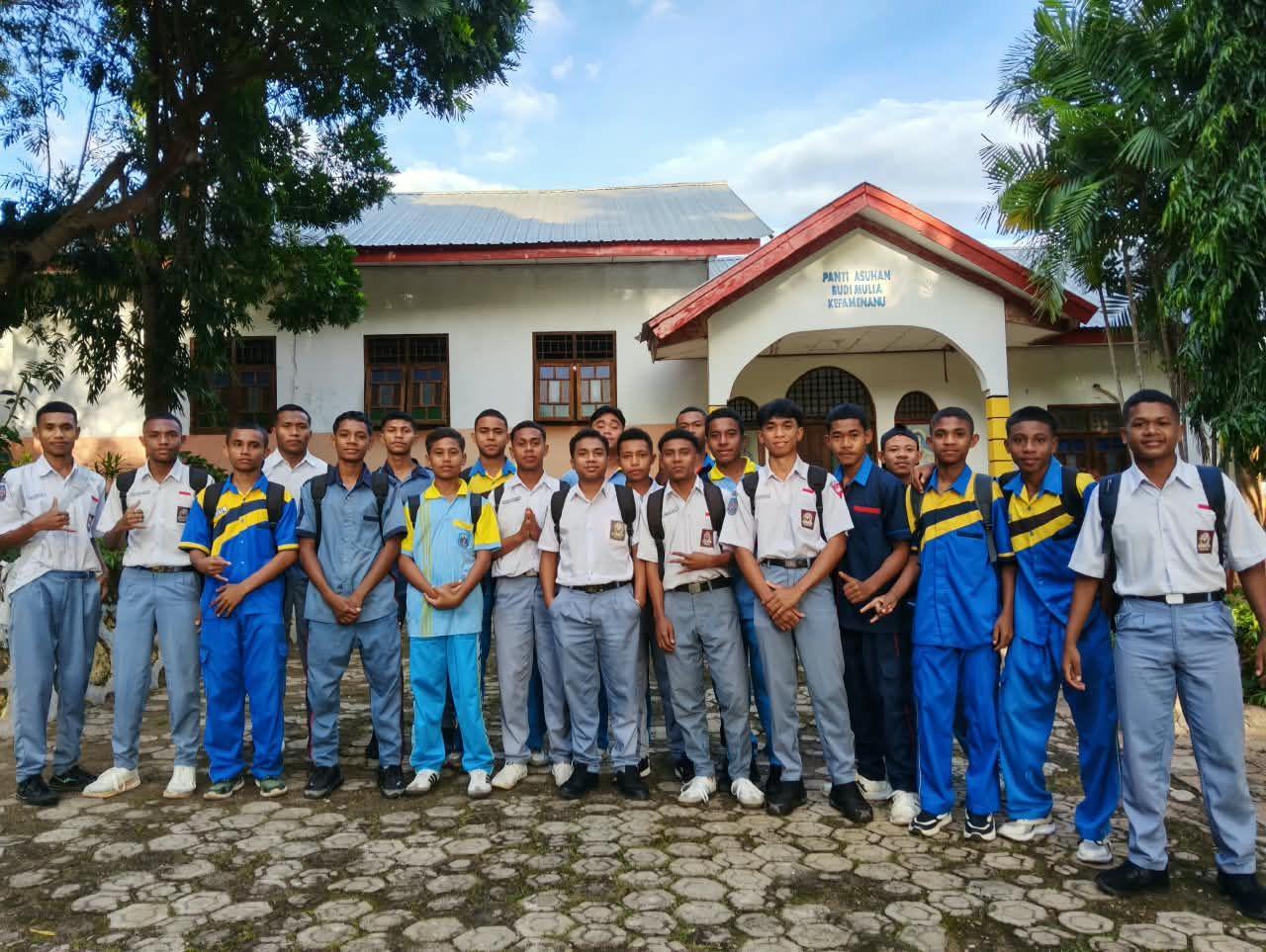 Anak-anak berseragam sekolah di halaman panti