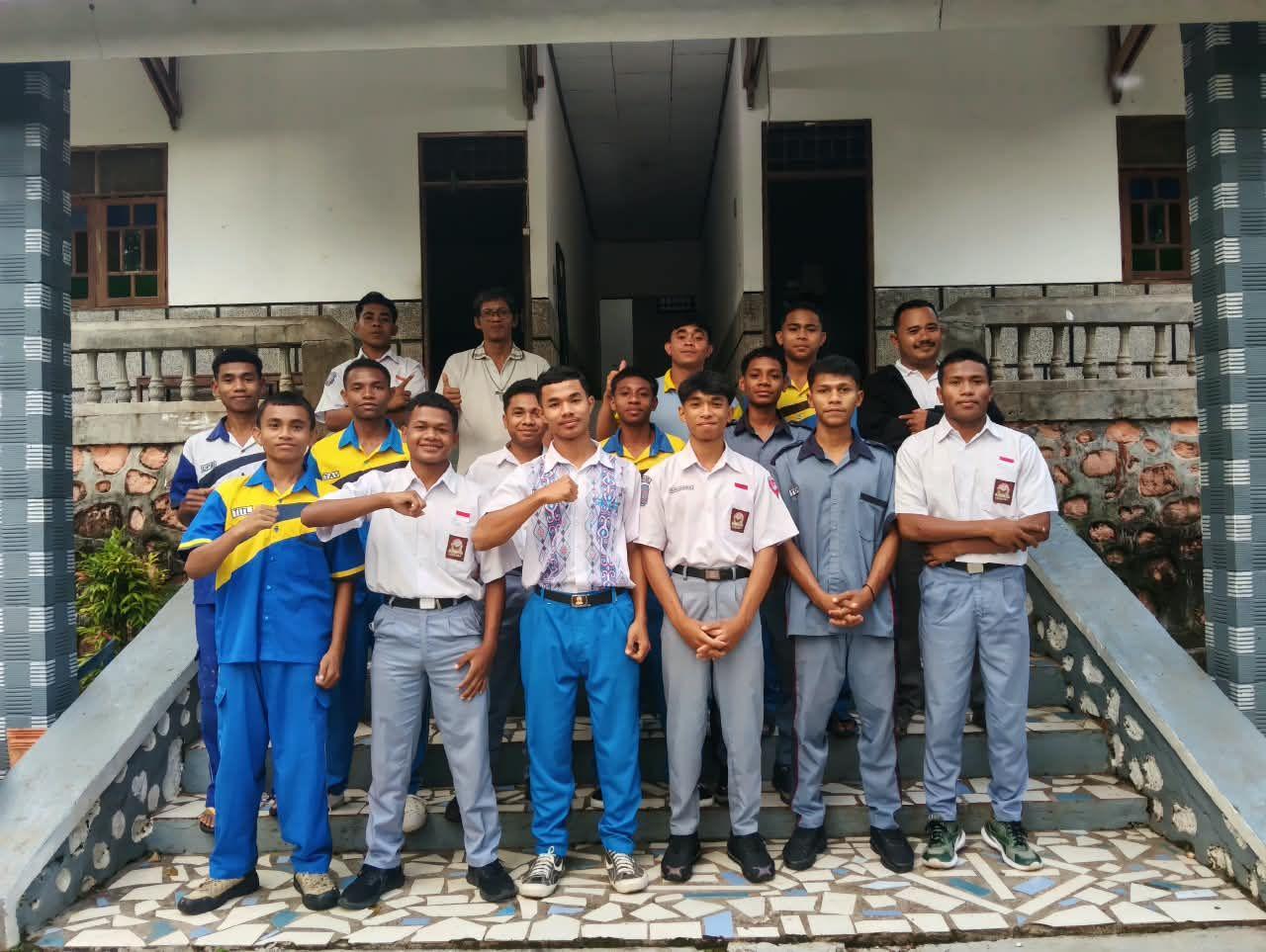Anak-anak berseragam SMP dan SMA di tangga panti