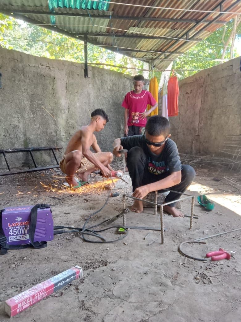 Praktik pengelasan rangka besi