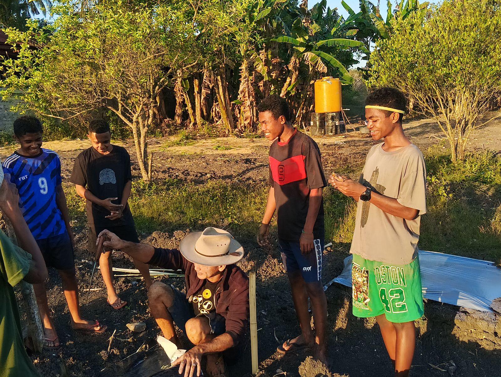 Pendampingan bercocok tanam di kebun