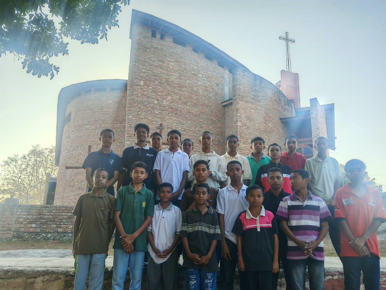 Anak-anak berziarah ke sebuah gereja