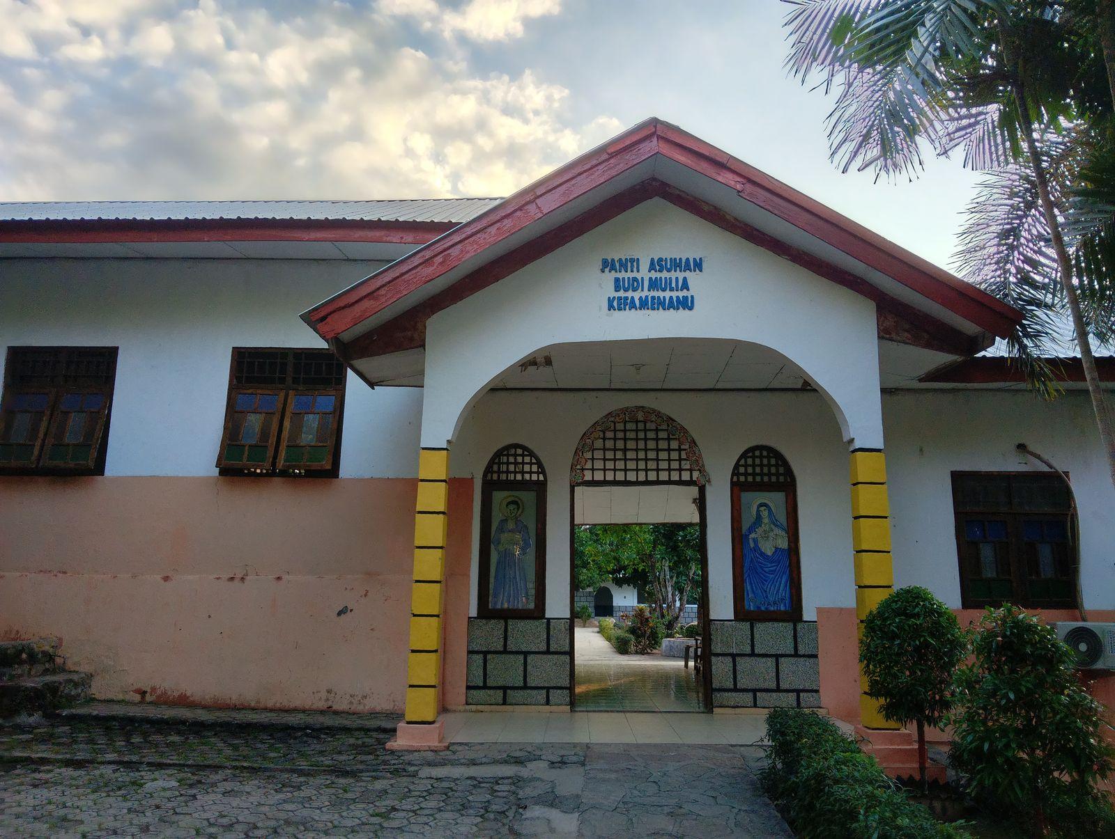 Pintu masuk gedung Panti Asuhan Budi Mulia Kefamenanu