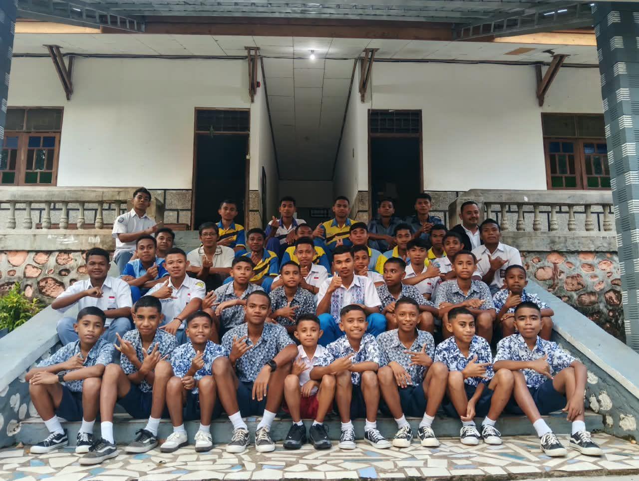 Anak-anak Panti Asuhan Glorieux Budi Mulia berseragam sekolah